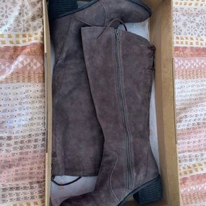 BORN knee high Felicia boots. Wide shaft